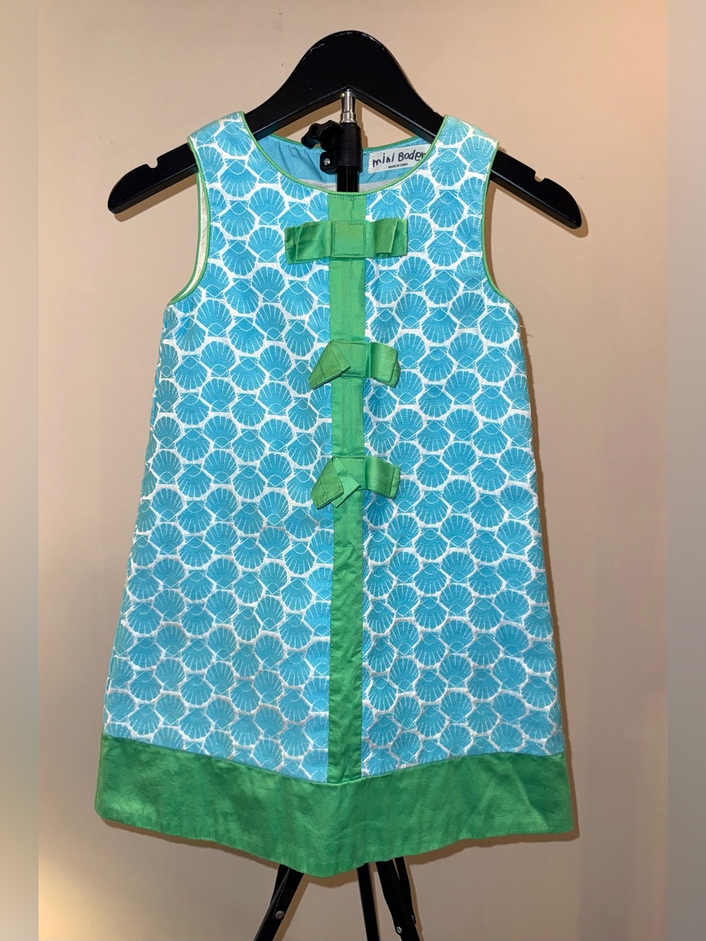 Mini Boden girls' shift dress in a blue and white seashells pattern, sz 6/7